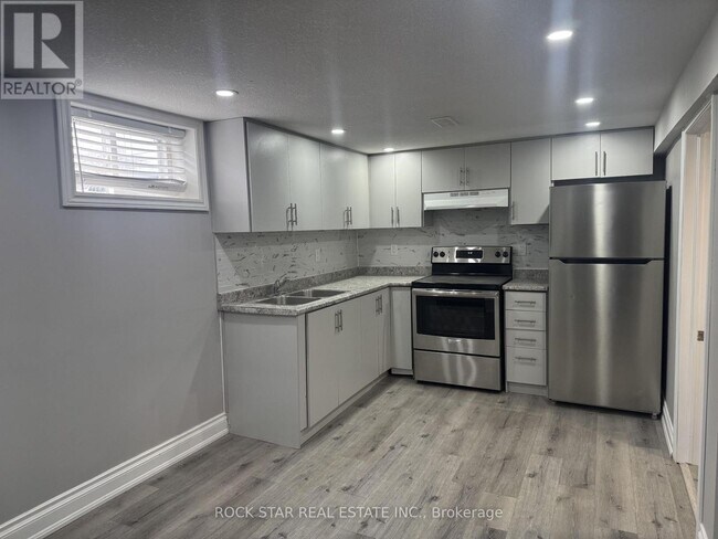 387 Upper Gage Ave in Hamilton, ON - Building Photo - Building Photo