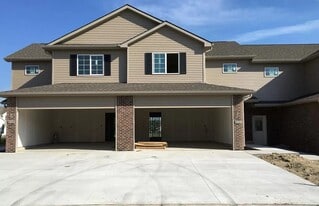 811 SE 10th Ln in Grimes, IA - Building Photo