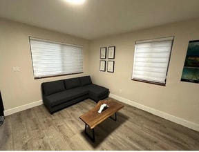 394 Tamiami Canal Rd in Miami, FL - Foto de edificio - Building Photo