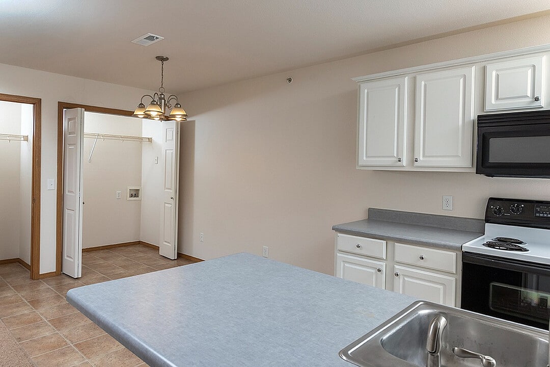 Lakewood Village in Springfield, MO - Building Photo