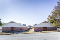 907 E London St in Bowie, TX - Foto de edificio - Building Photo