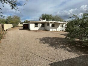 5400 W Calle Cayeus, Unit B in Tucson, AZ - Building Photo - Building Photo