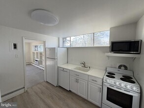 454 Old Lancaster Rd in Haverford, PA - Foto de edificio - Building Photo