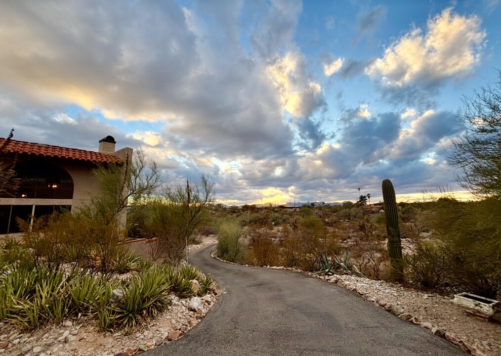 4030 E Camino de la Bajada in Tucson, AZ - Building Photo