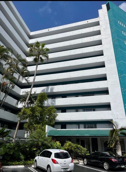 1700 NW N River Dr in Miami, FL - Building Photo