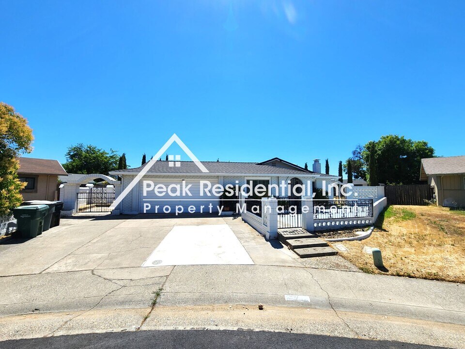 6862 Ewing Way in Sacramento, CA - Building Photo