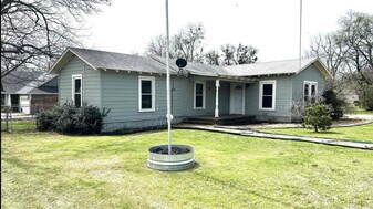 506 Scurlock St in Grandview, TX - Building Photo