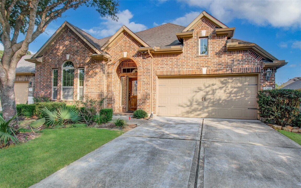 8215 Laughing Falcon Trail in Conroe, TX - Foto de edificio