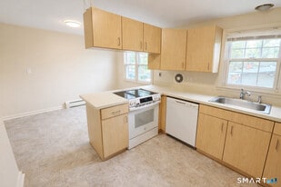 949 Hopmeadow St in Simsbury, CT - Building Photo