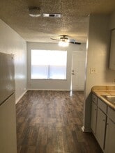 304 E Oakdale St, Unit B in Keene, TX - Foto de edificio - Building Photo