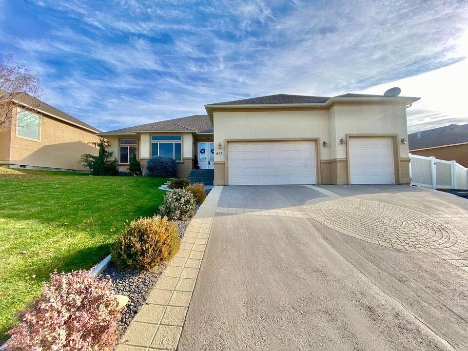 607 N 74th Ave in Yakima, WA - Building Photo