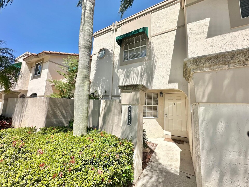 6646 Via Regina in Boca Raton, FL - Building Photo