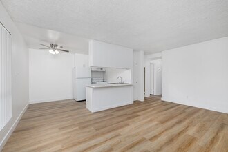 University Manor Apartments in Los Angeles, CA - Building Photo - Interior Photo