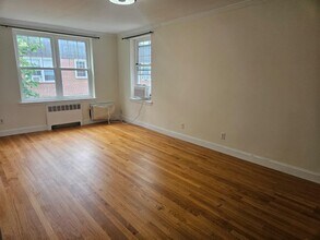 240 240th St in Hempstead, NY - Building Photo - Building Photo