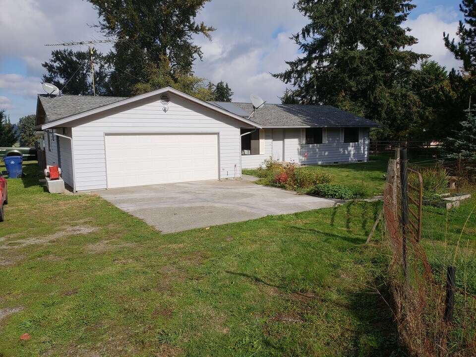 3205 220th St NW in Stanwood, WA - Building Photo