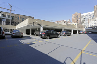 Belmont Tower Apartments in Chicago, IL - Building Photo - Building Photo