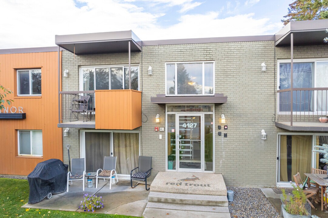 4127 Bow Trl SW in Calgary, AB - Building Photo