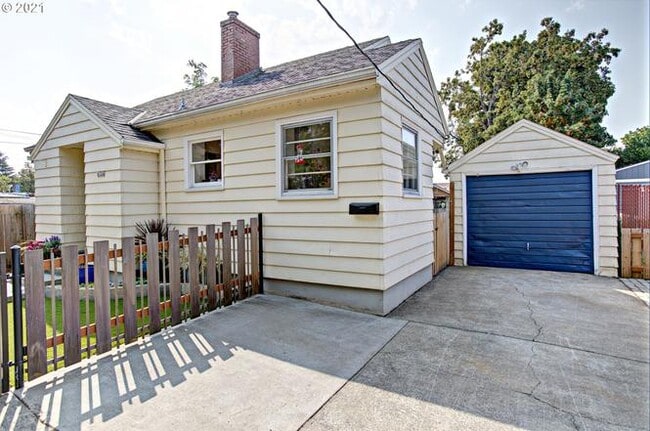 8124 SE Market St in Portland, OR - Building Photo - Building Photo