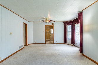 614 NE Emmett St in Topeka, KS - Foto de edificio - Building Photo