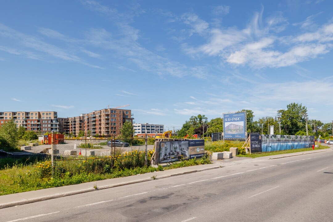 Live O in St. Laurent, QC - Building Photo