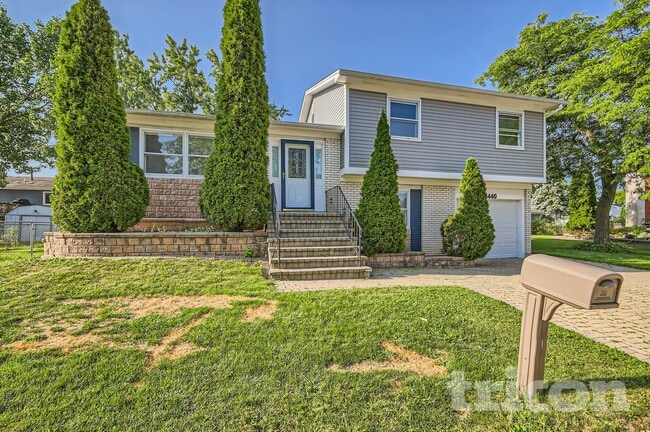 4440 Trailside Ct in Hoffman Estates, IL - Foto de edificio - Building Photo