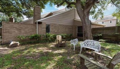 13925 Hollowgreen Dr in Houston, TX - Building Photo - Building Photo