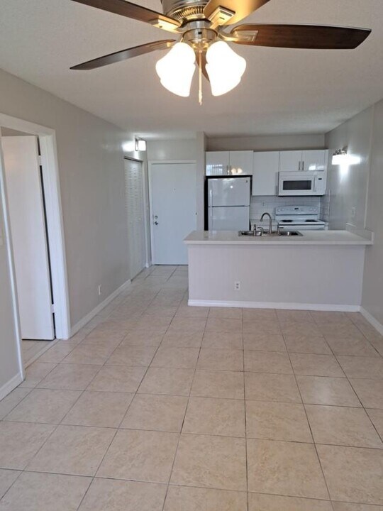2771 Riverside Dr, Unit 515-A in Coral Springs, FL - Building Photo