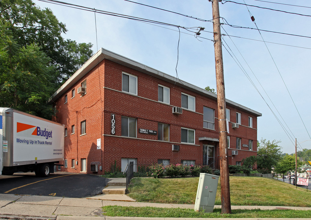 1056 Delta Ave in Cincinnati, OH - Foto de edificio