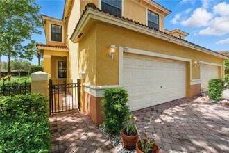 7585 Bristol Cir in Naples, FL - Building Photo - Building Photo