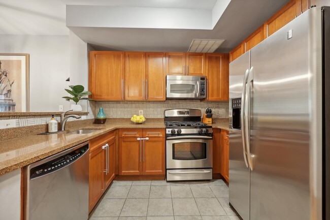 4 Constellation Pl in Jersey City, NJ - Building Photo - Building Photo