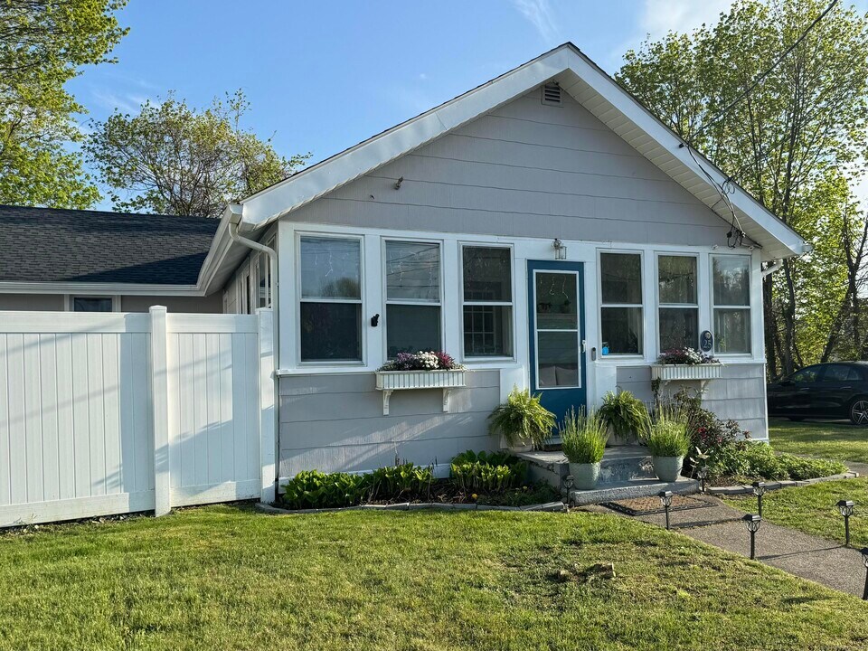 25 Howard Ct in Milford, CT - Building Photo