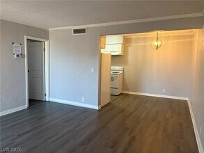 555 S Royal Crest Cir in Las Vegas, NV - Building Photo - Building Photo