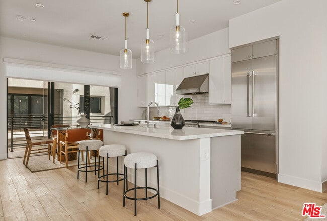 3218 S Barrington Ave in Los Angeles, CA - Building Photo - Building Photo