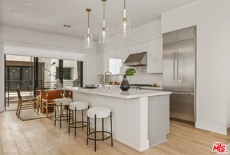3220 S Barrington Ave in Los Angeles, CA - Building Photo - Building Photo