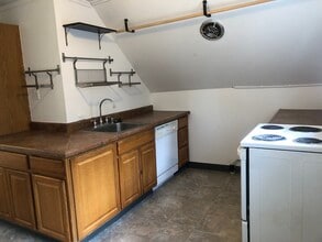 320 SE High St, Unit Upper in Pullman, WA - Building Photo - Building Photo