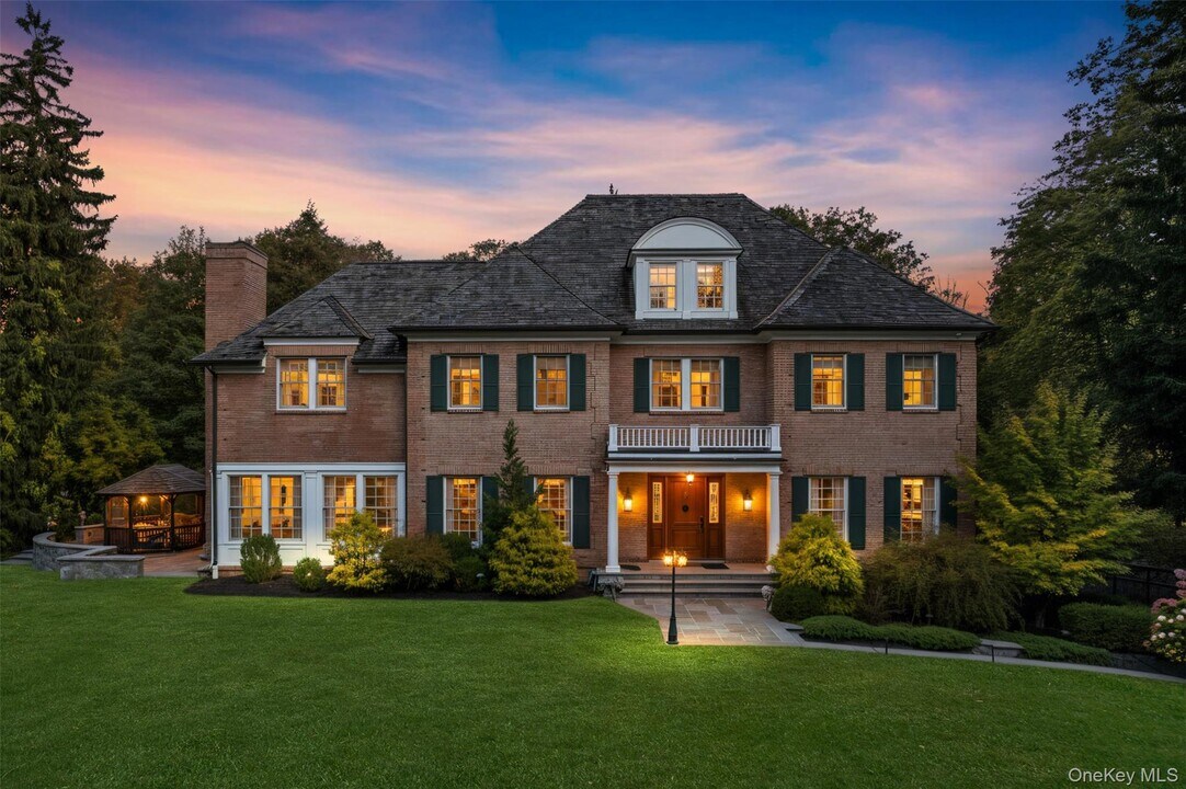 2 Heathcote Dr in Mt Kisco, NY - Building Photo