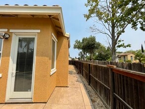 7300 Elvora Way in Elk Grove, CA - Foto de edificio - Building Photo