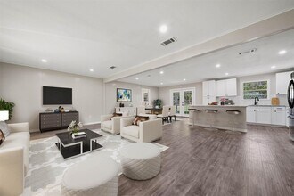 104 Co Rd 2401 in Hull, TX - Building Photo - Building Photo