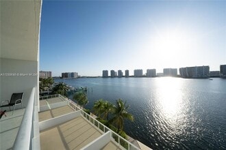 18100 N Bay Rd, Unit 504 in Sunny Isles Beach, FL - Foto de edificio - Building Photo