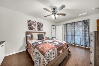 5111 Ashwood Dr in Baytown, TX - Foto de edificio - Building Photo