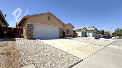 13622 Cobalt Rd in Victorville, CA - Building Photo - Building Photo
