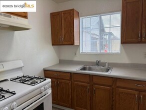 1008 W 5th St in Antioch, CA - Building Photo - Building Photo