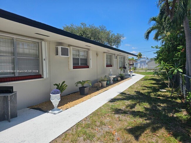 2407 Cleveland St in Hollywood, FL - Building Photo - Building Photo