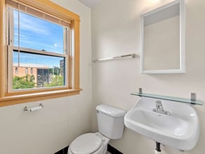 2217 W Wisconsin Ave in Milwaukee, WI - Foto de edificio - Building Photo