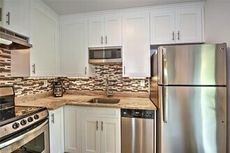 240 N Collier Blvd in Marco Island, FL - Foto de edificio - Building Photo