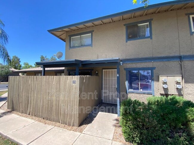 property at 286 W Palomino Dr