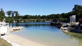 100 Heritage Ln in Hamburg, NJ - Building Photo