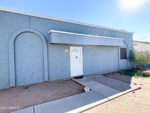 2061 S Apache Dr-Unit -4 in Apache Junction, AZ - Foto de edificio - Building Photo