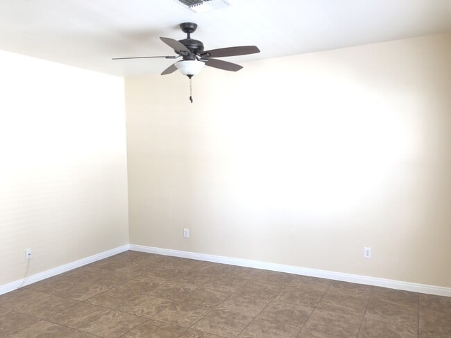 2100 Boyington Way in Bakersfield, CA - Building Photo - Building Photo