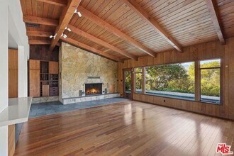 21277 Entrada Rd in Topanga, CA - Building Photo - Building Photo